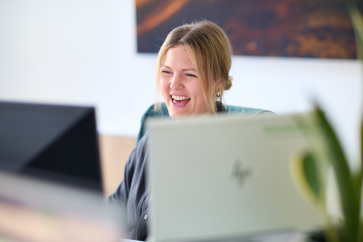Julia Keil sitzt in Büro vor einem Laptop