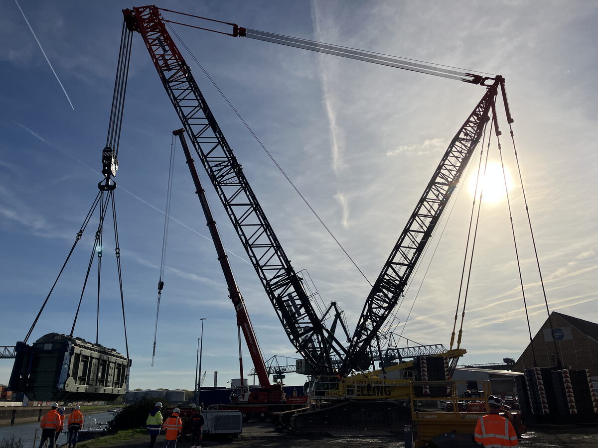 Schwerlastkran hebt ein Umspannwerk