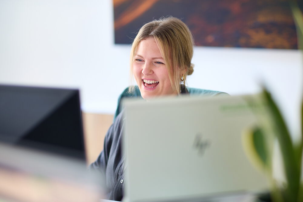 Julia Keil sitzt in Büro vor einem Laptop