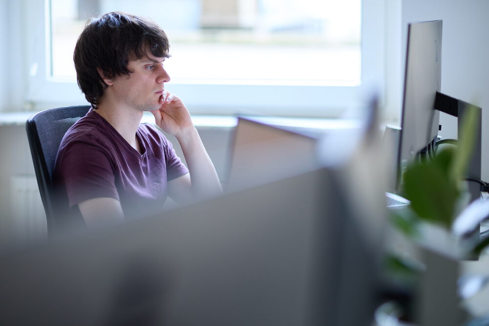 Mitarbeiter bei der Arbeit an einem Desktop PC