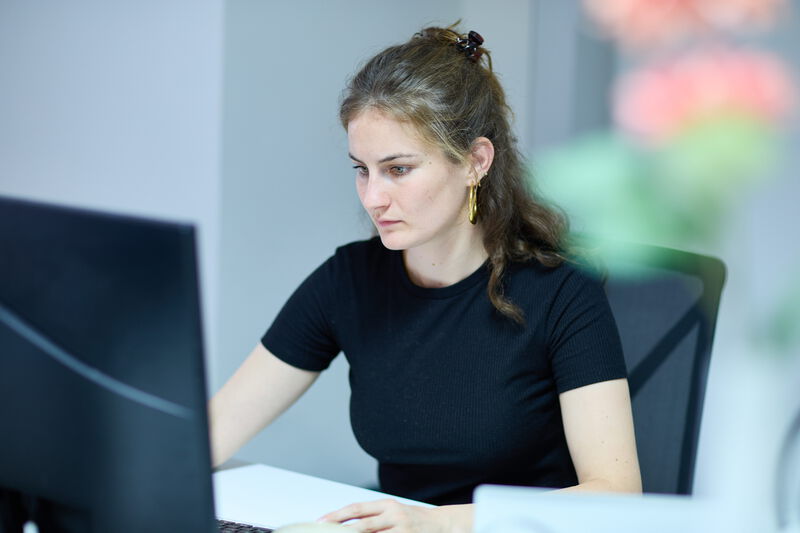 Mitarbeiterin bei der Arbeit an einem Desktop PC