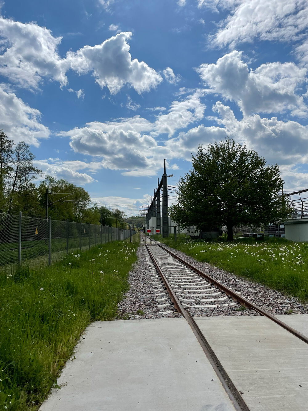 Umspannwerk mit elektrischen Anlagen und Leitungen