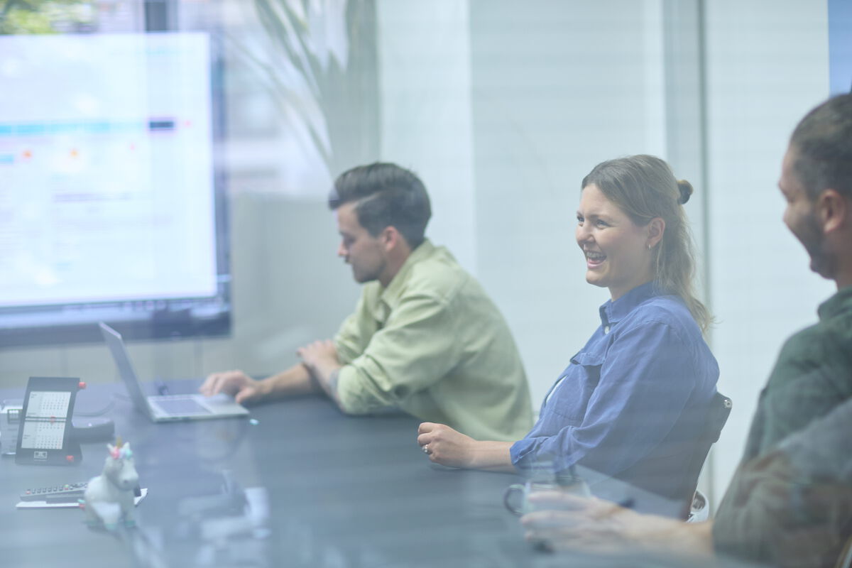 Mitarbeiter in einem Meeting freundliche Stimmung