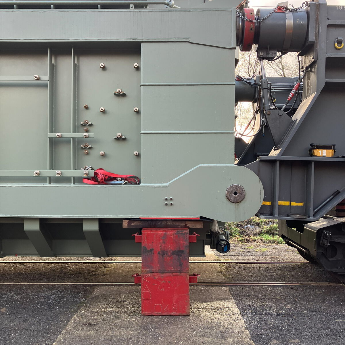 Schwertransport von Transformator auf einer Eisenbahnschiene