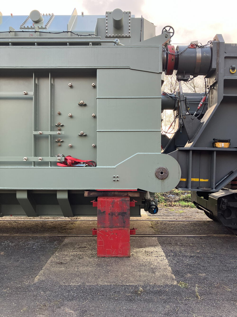 Schwertransport von Transformator auf einer Eisenbahnschiene